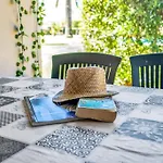 La Isla Casa Barnaby * Platja de Larenal