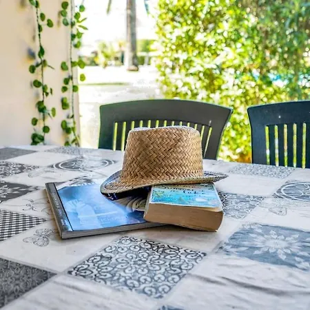 La Isla Casa Barnaby * Platja de Larenal